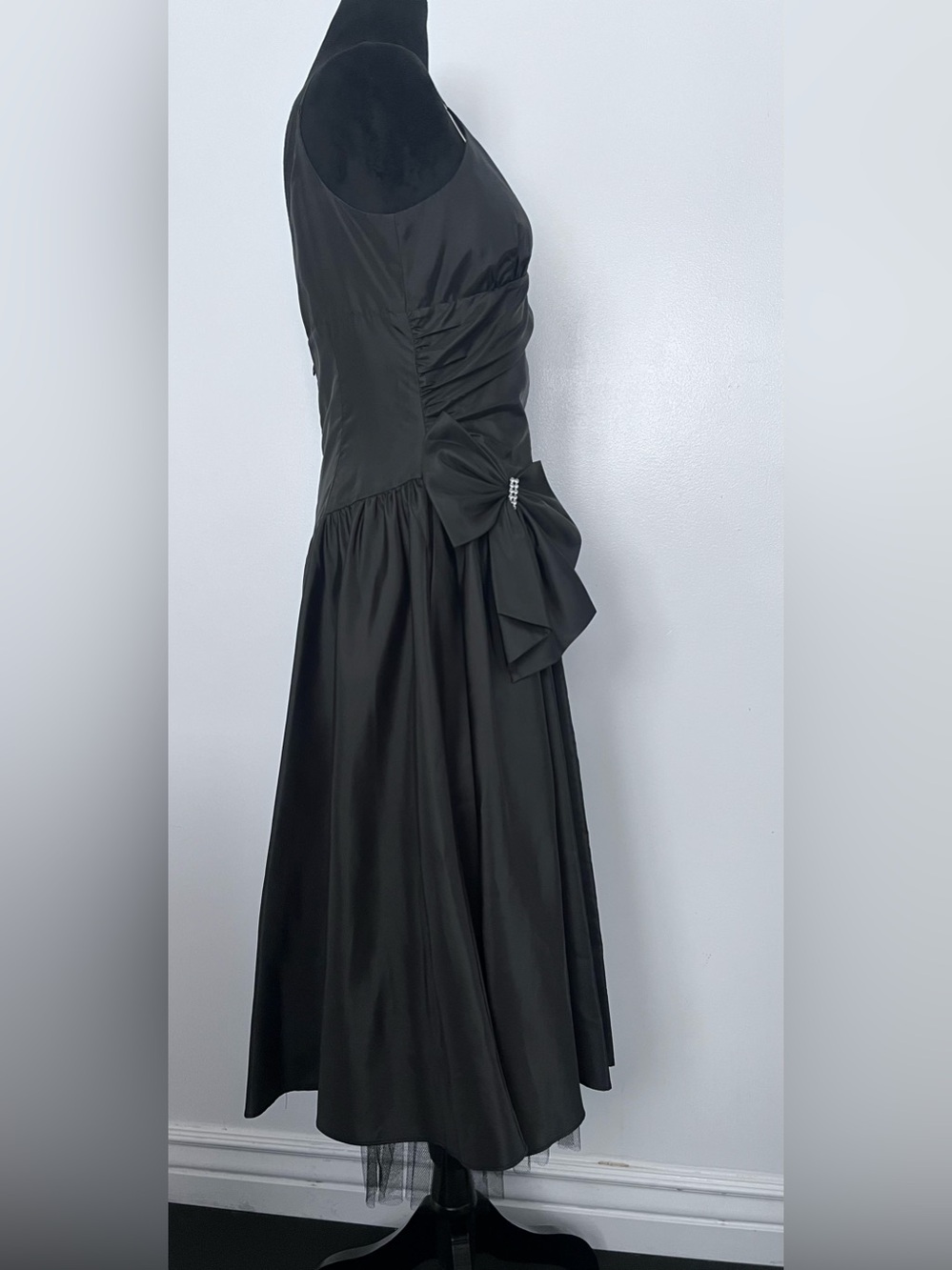 BCBG Paris Black Cocktail Dress Tulle
Underskirt /Bow w/Rhinestone SZ 8
Formal - Picture 2 of 15
